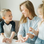 Sérgio Bento De Araújo analisa como o apoio recorrente fortalece instituições de saúde e infância, gerando impacto social contínuo.