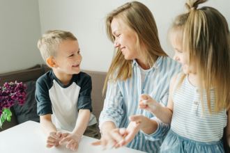 Sérgio Bento De Araújo analisa como o apoio recorrente fortalece instituições de saúde e infância, gerando impacto social contínuo.