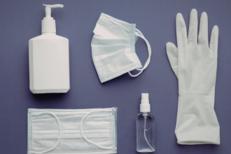 Embalagens plásticas na saúde: Elias Assum Sabbag Junior explica como a tecnologia protege qualidade e segurança.