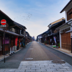 Ao explorar o interior japonês, Alberto Toshio Murakami mostra como pequenas cidades mantêm estilos de vida, cultura e paisagens que refletem a essência do país.