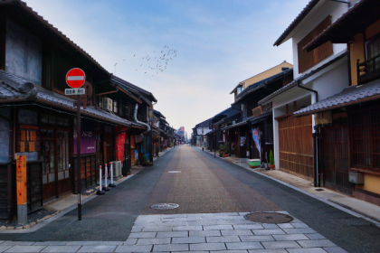 Ao explorar o interior japonês, Alberto Toshio Murakami mostra como pequenas cidades mantêm estilos de vida, cultura e paisagens que refletem a essência do país.