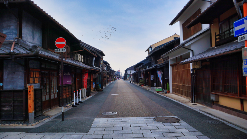 Ao explorar o interior japonês, Alberto Toshio Murakami mostra como pequenas cidades mantêm estilos de vida, cultura e paisagens que refletem a essência do país.