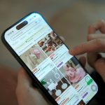 Pessoa navega em um aplicativo de compras no smartphone, com uma interface de comércio eletrônico exibida na tela.