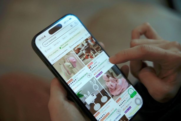 Pessoa navega em um aplicativo de compras no smartphone, com uma interface de comércio eletrônico exibida na tela.